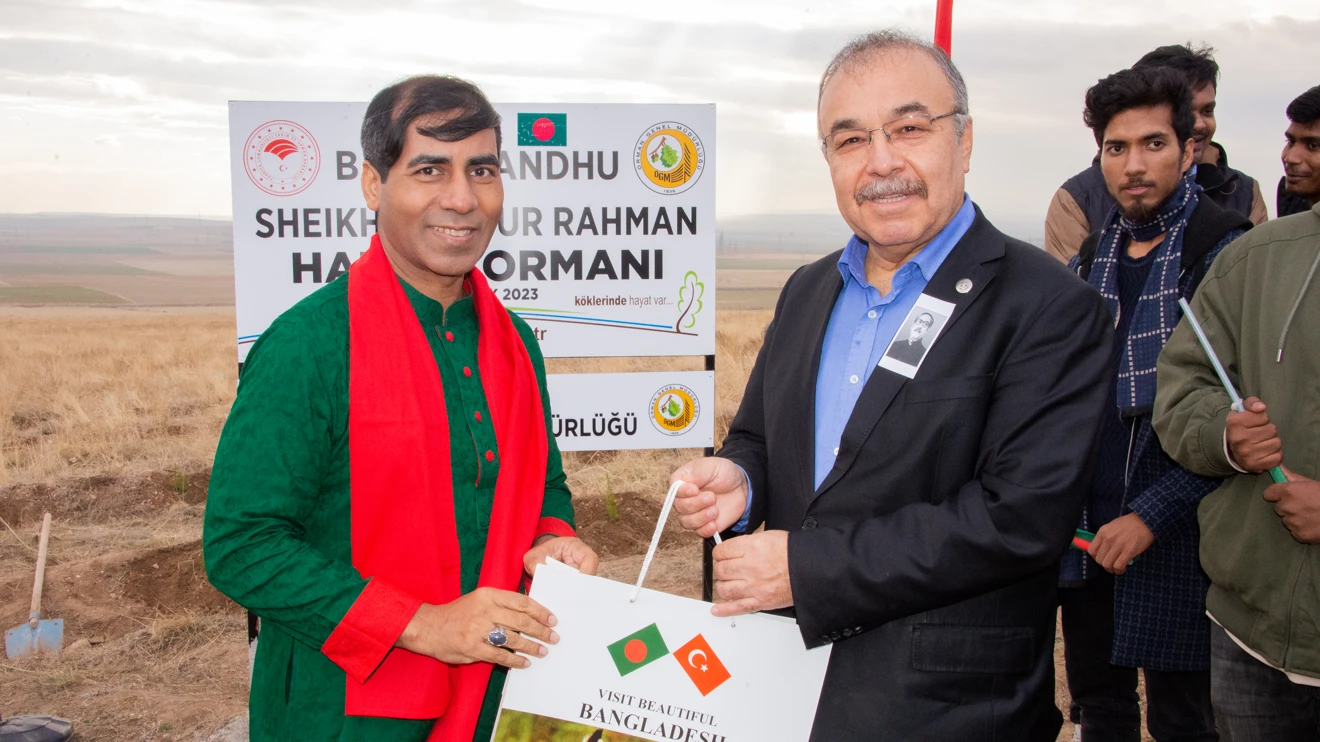 Selçuk Üniversitesinde okuyan Bangladeşli öğrenciler fidan dikti